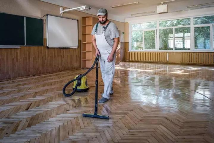 Pour assurer le bien-être des élèves et du personnel, il est indispensable de réaliser le nettoyage quotidien des établissements scolaires.